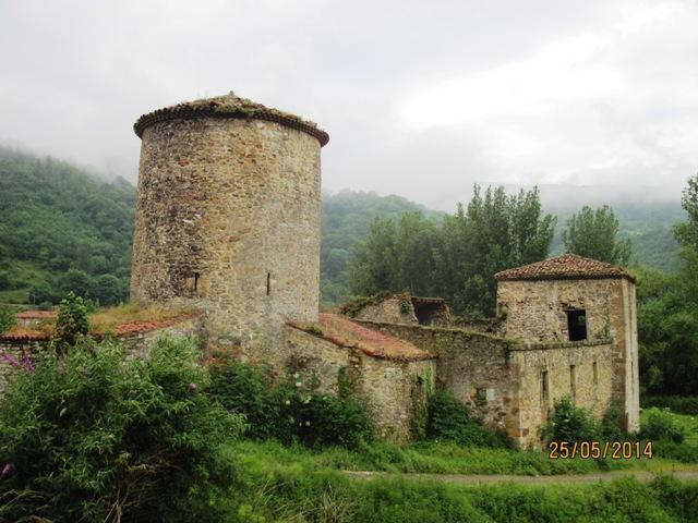 8 arrivare a El Caseron, ed iniziare cosi l ultima discesa verso Oviedo che abbiamo Ollionrgo, Torre e palazzo de los Quiros Pepe in cammino dopo El Caseron raggiunto dopo 20 Km.