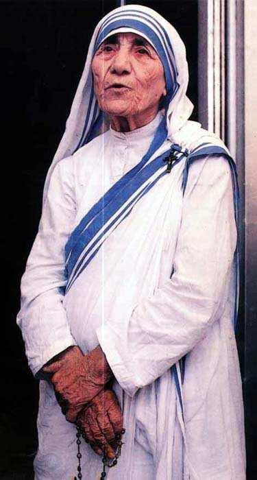 A questo punto sul cartellone ci sono alcune delle poche cose che una missionaria della carità (congregazione fondata da Madre Teresa) può possedere: il sari, il crocifisso, il rosario (oltre ad una