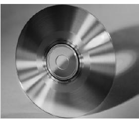 Figura 13: Compact Disc. Dopo la straordinaria scoperta del compact disc si puntò a migliorare la sua capacità. Il DVD si può dire che sia il figlio del CD.