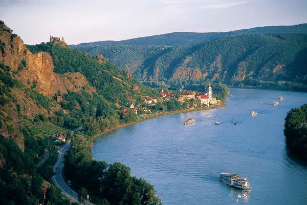 WACHAU, LA REGIONE DELL EREDITÀ CULTURALE DEL BEL DANUBIO BLU La strada dei grandi vini austriaci e degli alberi da frutta le viste dall alto sul grande fiume (percorso medio; 08 giorni / 07 notti o