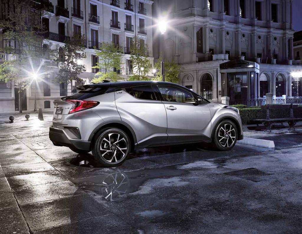 LA FORMA DEI FARI È STUDIATA PER RENDERE TOYOTA C-HR SEMPLICEMENTE UNICO. IL LORO DESIGN ESALTA AL MASSIMO I PARTICOLARI PIÙ ELEGANTI DI UN AUTO CHE AMMIRI IN OGNI DETTAGLIO.