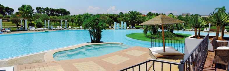 Tra i servizi dell Hotel, la meravigliosa piscina situata nella parte anteriore all albergo immersa