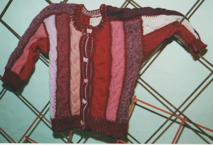 Tra teoria e pratica Lavorare la maglia alla tedesca = metodo continentale Tante magliaie a nord del San Gottardo lavorano tenendo il filo con la mano sinistra.