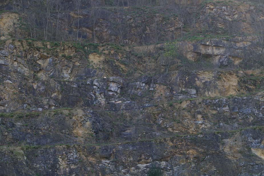 FOTO 3; Fronte sud-ovest; visibili diffuse aree di distacco di cunei rocciosi e/o blocchi FOTO 4; Fronte