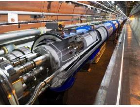 LHC al CERN (2008) LHC (Large Hadron Collider) accelera protoni da 450 GeV fino a 7000 GeV.