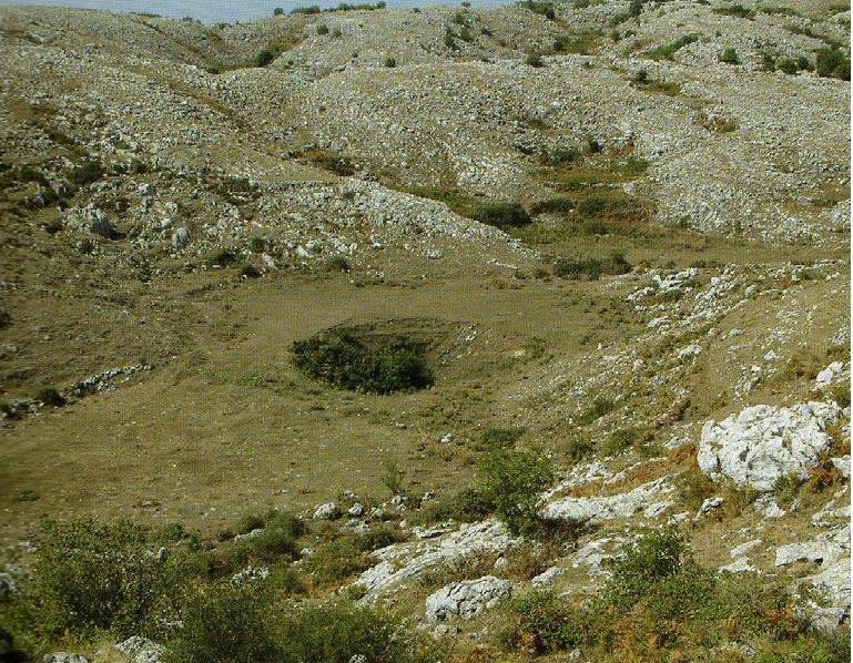 Spesso in duperficie l acqua forma un apertura a forma di imbuto,