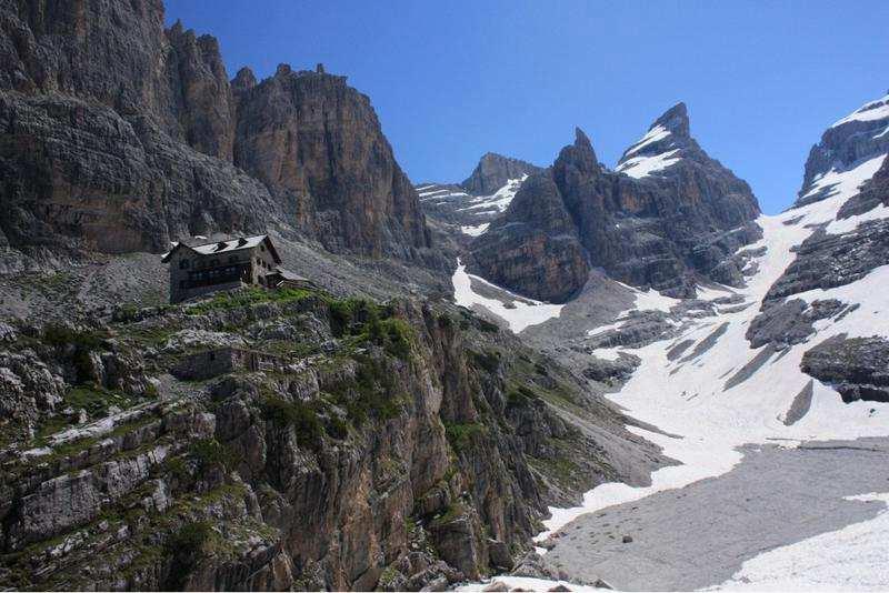 GIORNO 2:Dal Rifugio Graffer al rifugio Sella Tuckett per il sentiero Benini. Possibile variante facoltativa : traversata della cima Grostè (circa 1 ora in più). Pranzo al sacco.