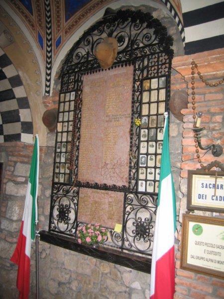 154. Cappella ai caduti. Montecatini Terme (PT), Vicolo del Prataccio La cappella dei caduti si trova nella piazza principale di Montecatini, ricavata nelle antiche mura del castello.