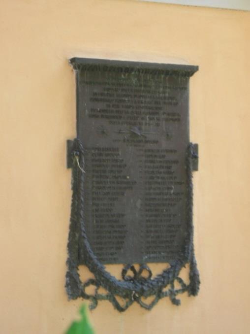 Nel 1926 fu collocato il Monumento ai caduti in bronzo, realizzato dallo scultore Pietro Arcangioli, che raffigura una madre che, tenendo aperto il libro della storia, indica al figlio i nomi dei