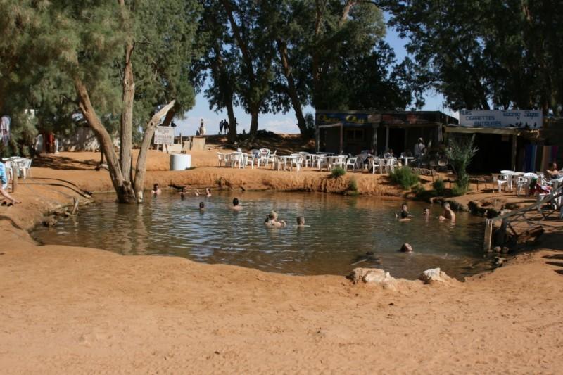 Arrivo a Ksar Ghilane nel cuore del sahara tunisino, tipica e pittoresca oasi con laghetto