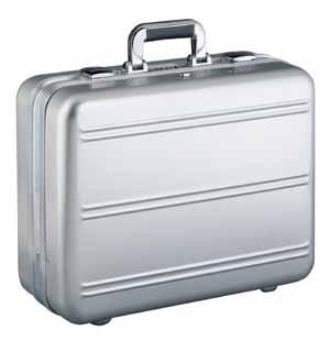 Corpo valigia in solido alluminio anodizzato, serratura a combinazione, massima cura dei dettagli.