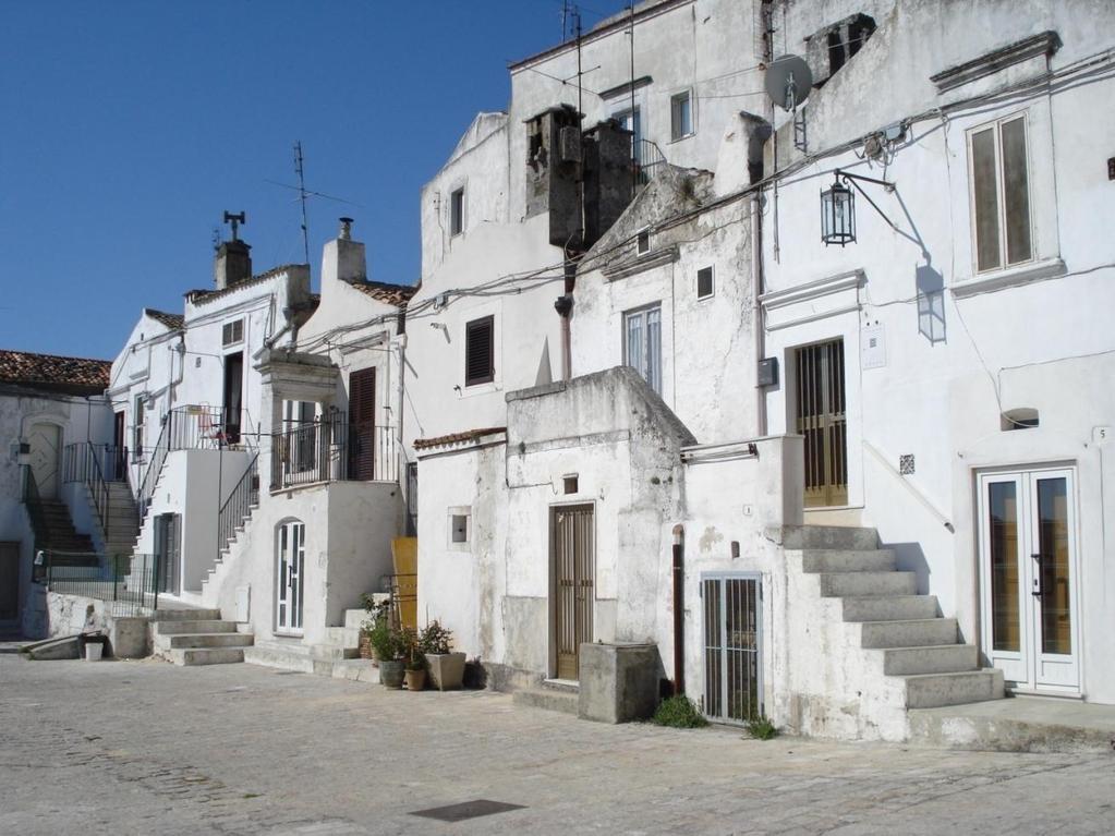 con archi a semicerchio e le grandi scalinate che portano al primo piano, i frammenti di mura dell antico teatro comunale, che si trova in Largo delle Clarisse, oggi sede della Biblioteca Comunale,