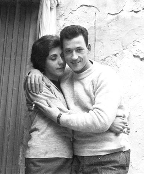 Così appena fidanzati nel 1964 Cortile giardinetto della casa dei miei genitori in Via Pasubio 86 Non sto scrivendo il Suo panegirico