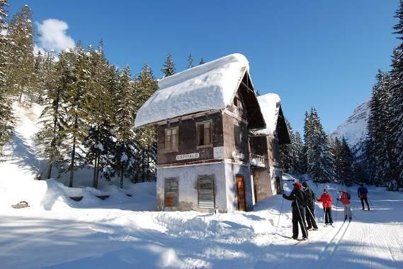 30 alla mattina, pranzo di mezzogiorno individuale con specialità della regione nella cornice di panorami classificati patrimonio mondiale dall