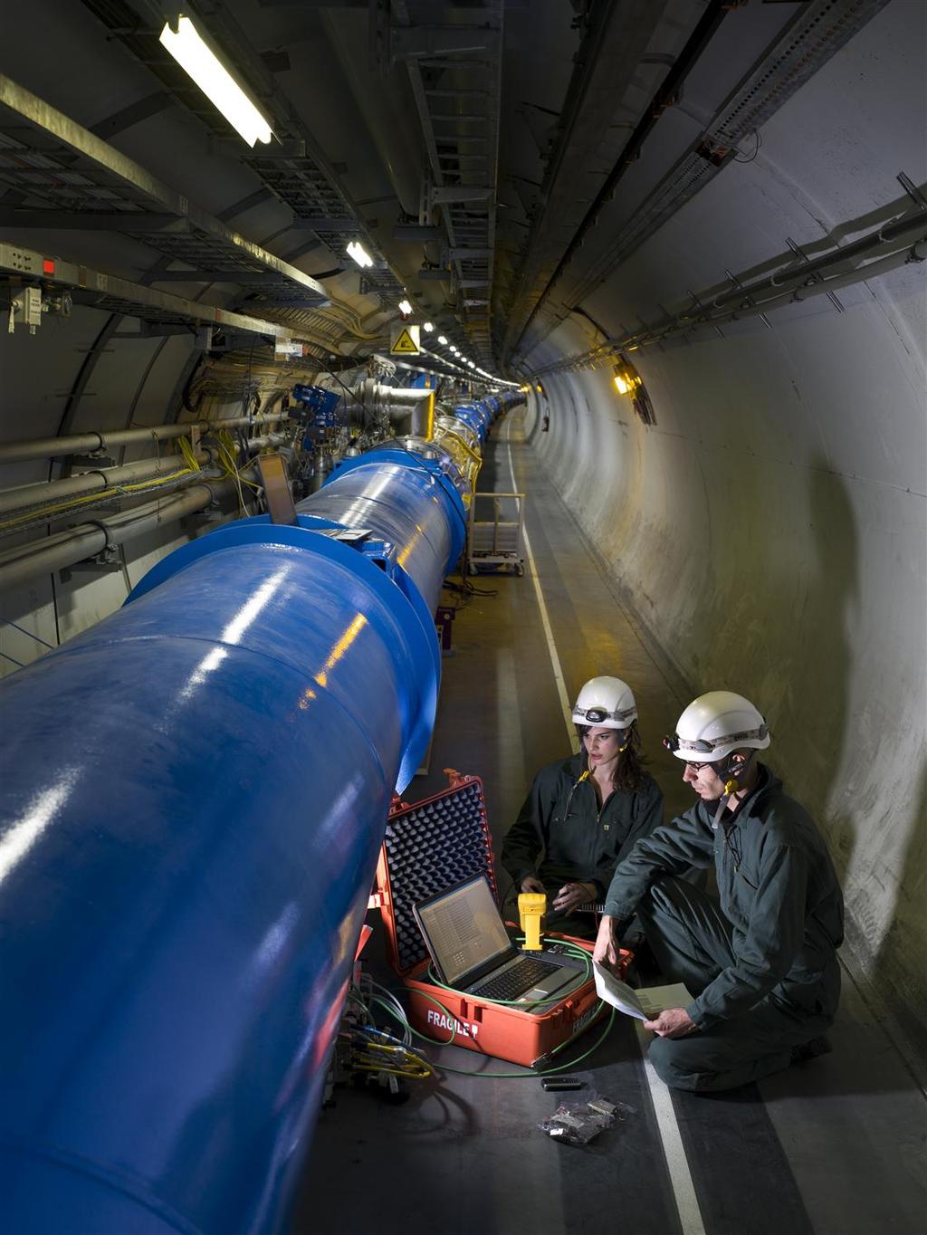 Il Large Hadron Collider I protoni sono accelerati da potenti campi elettrici fino a velocità prossime a quella della luce Sono guidati lungo le loro traiettorie da potenti magneti superconduttori Il