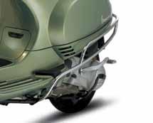 Con logo Vespa. Chrome-plated front side protection. With Vespa logo.