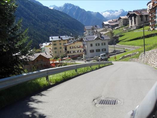 VIA DEL CASEL La via che porta al cimitero del paese è piuttosto stretta e ripida