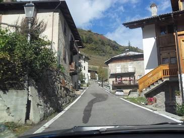 VIA PER CORTINA La via che conduce alla frazione di Cortina è molto stretta e ripida,