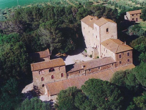 ~ 15 ~ seguendo l indicazione stradale per Casalappi (km 26,7) che scorgiamo - o meglio costeggiamo la fattoria con piscina - mentre l omonimo castello non è visibile dalla strada.