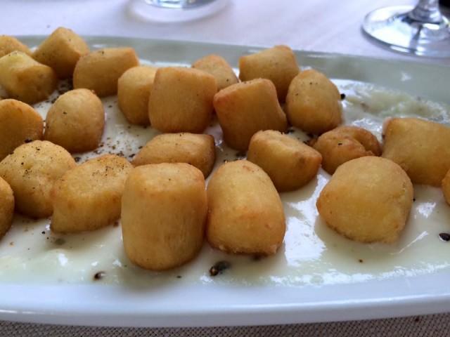 Da Cesare, gnocchi fritti su cacio e pepe Dallo scorso anno una nuova gestione, giovane ma con le idee molto chiare e la consapevolezza di una bella eredità.