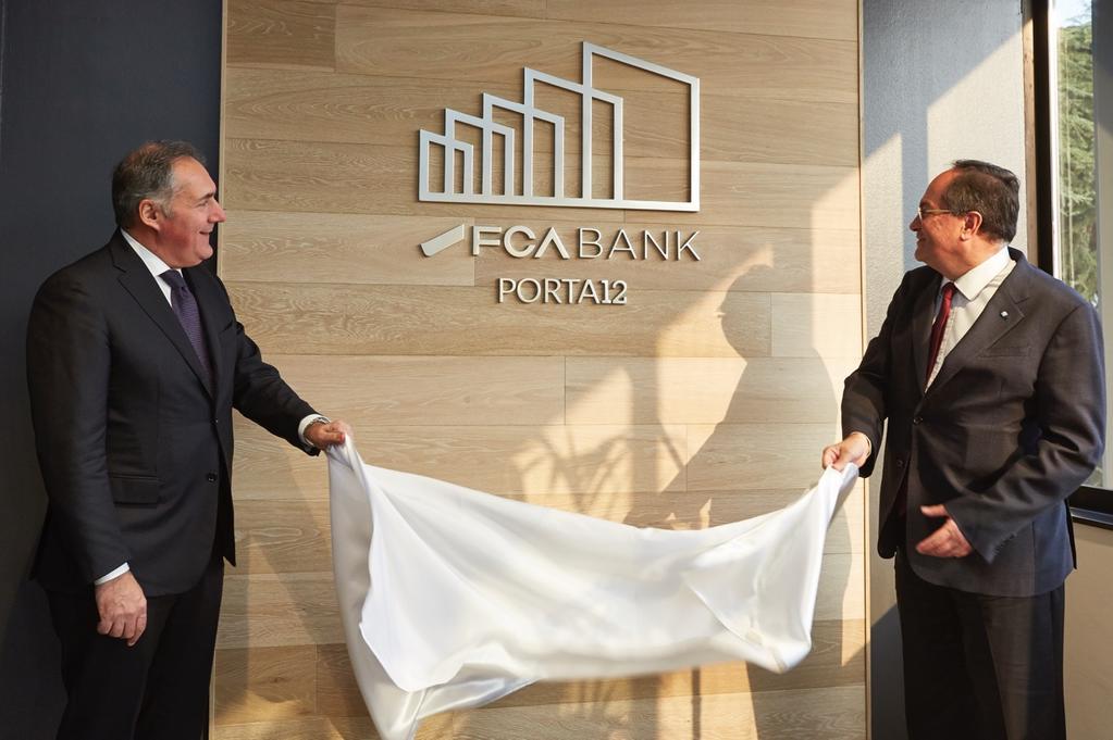 Alfredo Altavilla (Fiat Chrysler Automobiles EMEA COO) e Philippe Dumont (Crédit Agricole Consumer Finance CEO) svelano il nuovo logo di Porta 12 FCA Bank FCA Bank è una banca che opera