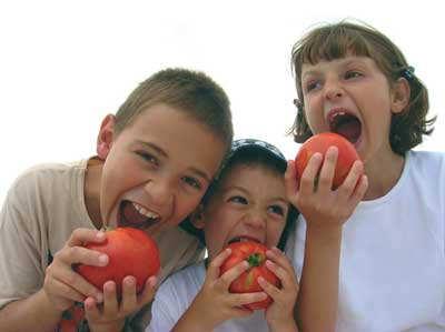 È fondamentale che i bambini imparino a conoscere gli alimenti dal vero, usando correttamente i sensi nel
