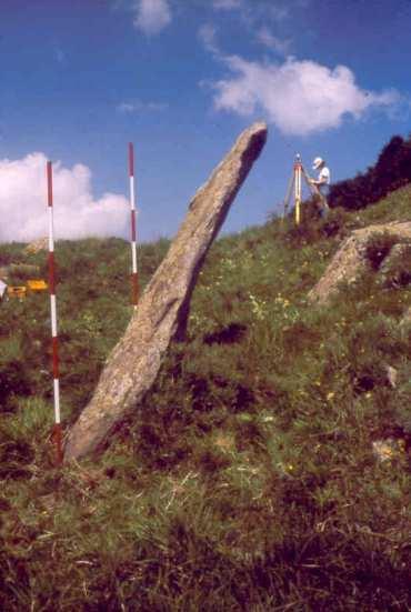 Si segnala inoltre, che sul sentiero che proviene dal Passo della Teglia, circa 20 metri prima del cippo commemorativo, al lato a valle del sentiero, su di un masso affiorante, sono incise due