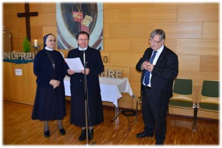 Oggi molti si sono messi a cammino per celebrare con le suore, riempiendo la chiesa, speciale motivo di gioia per il superiore P. Alfons Schmid che dà il benvenuto a Sr. Mariangela e Sr.