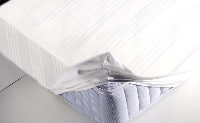 Cover matress with perimeter edge. Parte superiore e bordo tessuto Jersey % cotone. Parte inferiore protezione impermeabile in poliuretano.