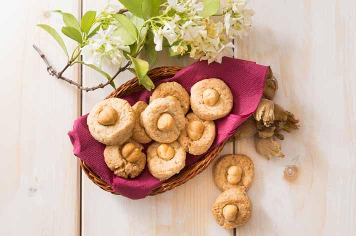 biscotti fior di nocciole per 40 biscotti 100 g di farina integrale 100 g di farina bianca 50 g di amaretti sbriciolati 100 g di zucchero 100 g di burro 1 uovo 40 nocciole spellate Nel recipiente,