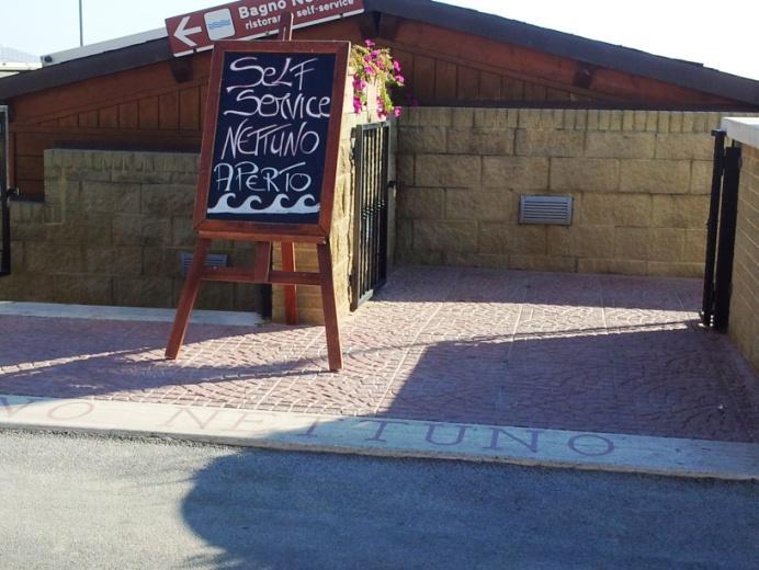 . DAL PARCHEGGIO ALL INGRESSO PRINCIPALE Lo stabilimento balneare Nettuno si trova a Follonica in Viale Italia.