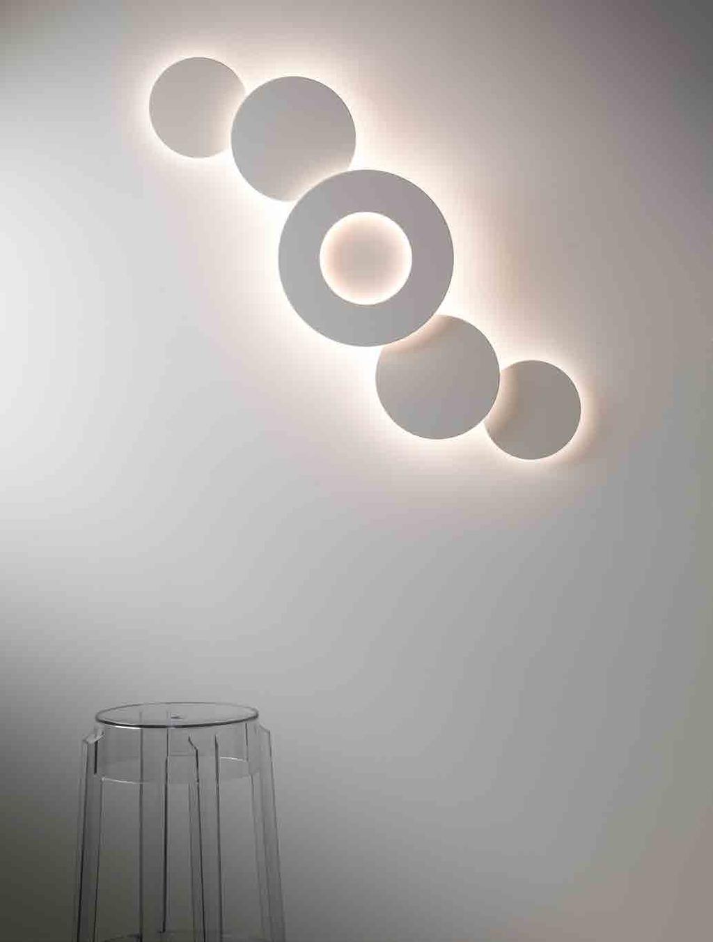 KOKO Lampada a LED da parete a diffusione. Corpo in alluminio verniciato con possibilità di diversi colori per anello ed elemento centrale secondo palette RAL.