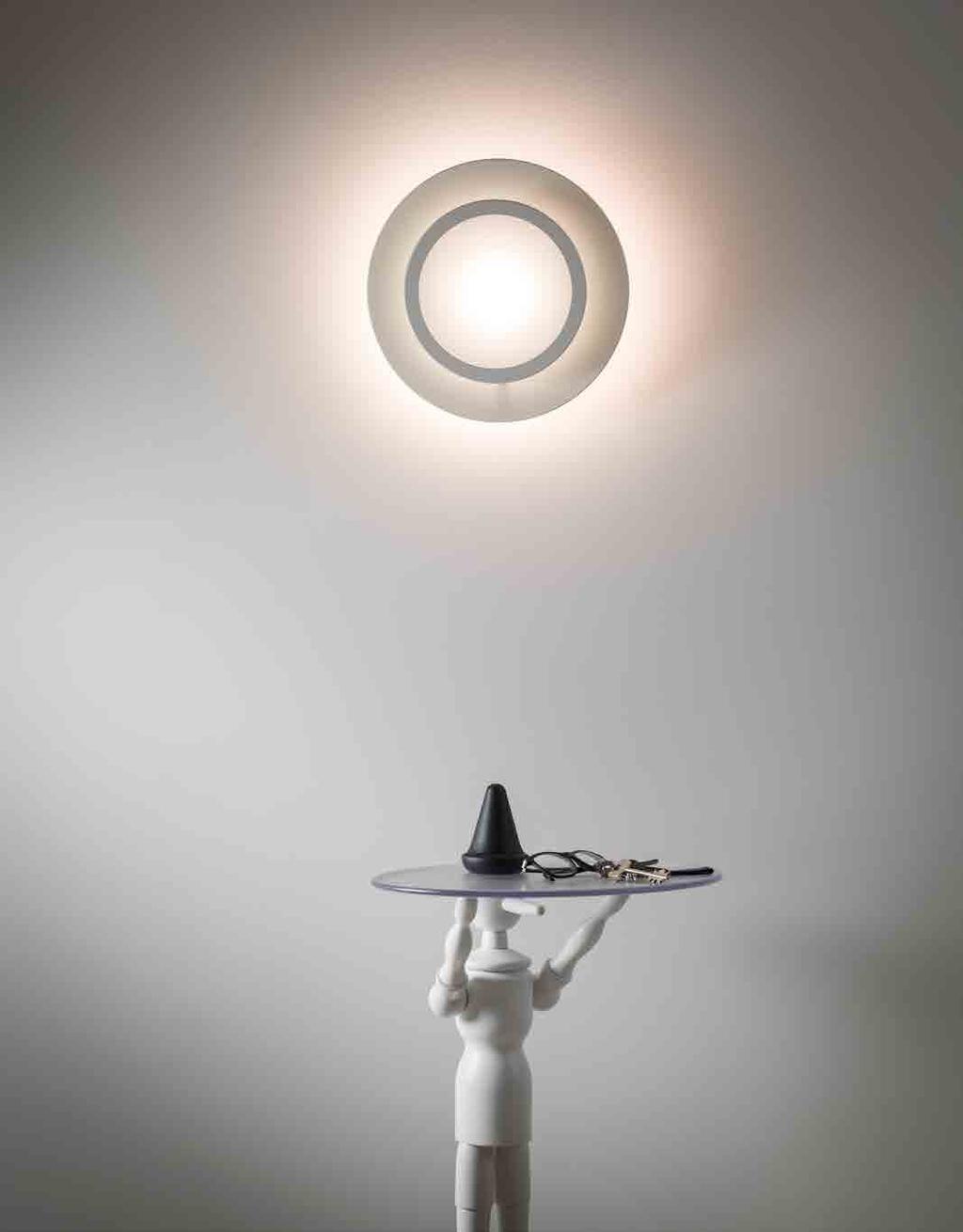 MANAMI Lampada a LED da parete a diffusione. Corpo in alluminio verniciato con possibilità di diversi colori per anello ed elemento centrale secondo palette RAL.