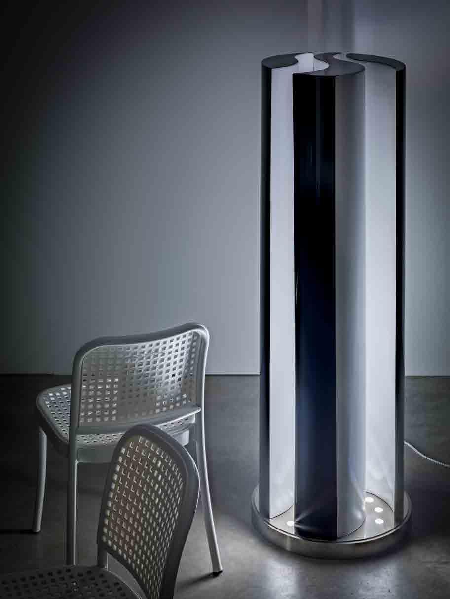 Intensità della luce fissa. Floor lamp with LED. The base can be customized with stainless steel different finishes or varnished in various colours as RAL palette.
