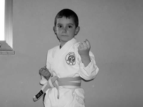 a frequentare le lezioni. Pratico il karate per difendermi.