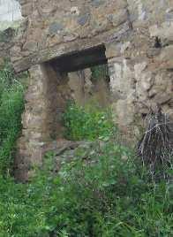 Non attendibile perché ricollocato Camp_F_011 Trachite rossa Ad arco composto di 5 elementi cui nessuno A lama