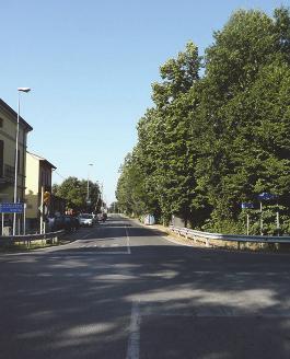 sasso. Dall edificio si eleva una torretta belvedere. Annessi al corpo centrale della villa sono i locali della fattoria con stalle e ripostigli affacciati su di un cortile interno selciato.