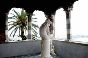 La statua è fatta di marmo bianco. Il marmo è una pietra dura. Molte statue sono fatte di marmo. La statua raffigura Cristoforo Colombo quando era giovane e guardava il mare.