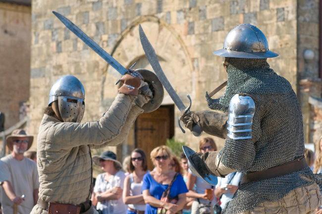 protagonisti i cavalieri della Compagnia dell'aquila Bianca divisi in due squadre, affiancati dal gruppo storico L'Agresto, il corpo dei Tamburini di Monteriggioni, una rappresentativa del popolo