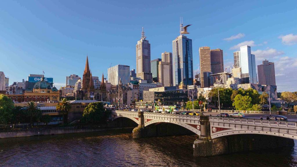 Melbourne E una città splendida, ricca di parchi meravigliosi, palazzi antichi e modernissimi grattacieli, ma anche centri sportivi e stadi che sono diventati veri luogo di culto per gli appassionati
