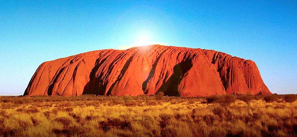 Ayers Rock Ayers Rock, simbolo per antonomasia dell Australia. Questo misterioso Monolito di sabbia, situato a 500 Km a Sud-Ovest di Alice Springs, è alto 350 m e largo 7.5 Km.
