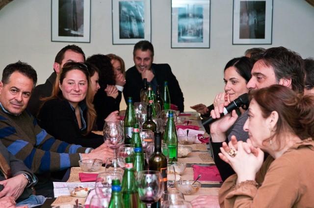 Maria Teresa Lanza (sx) al tavolo con i suoi ospiti al Palazzo Lanza Gli ospiti della serata hanno potuto degustare dall antipasto al secondo un menù a base di carne di bufalo imparando ad
