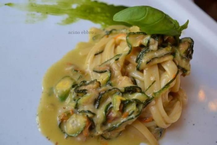 Cieddì, Linguine alla quasi Nerano Poi i ravioli alla caprese con pomodori del piennolo e polvere di mozzarella per chi ama la pasta ripiena.