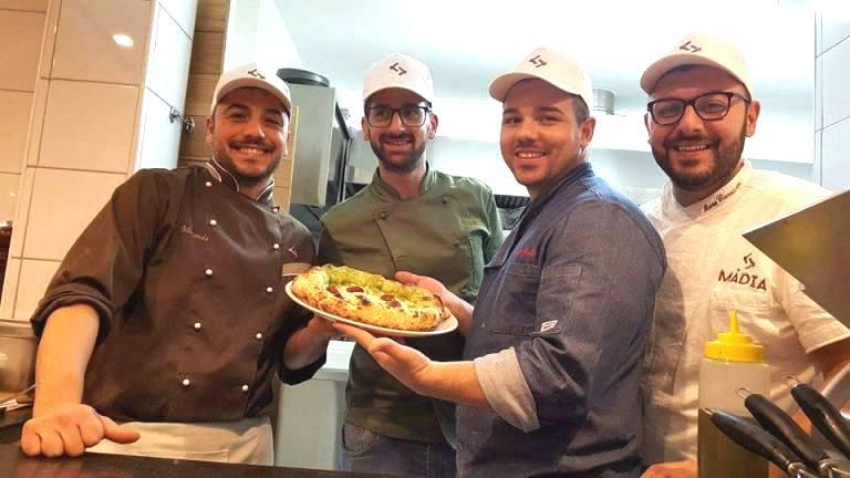 Madia, la pizza che riunisce i quattro gusti proposti per la serata Madia, da sinistra Francesco Miranda, Daniele Ferrara, Raﬀaele Bonetta e Marco Cianatiempo Dolce conclusione di Domenico Vicinanza