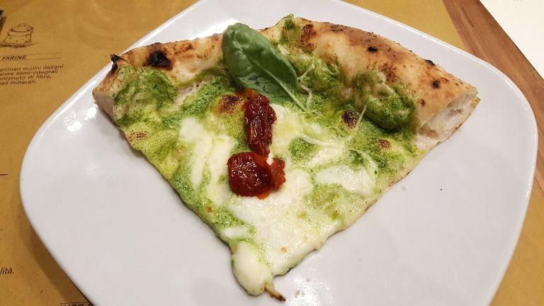 Madia, Pesto, ricotta e pomdorini semisecchi Chiude la sequenza la Quattro casi, noci e miele di Raﬀaele Bonetta della Pizzeria Ciarly di Napoli, nel quartiere Fuorigrotta.