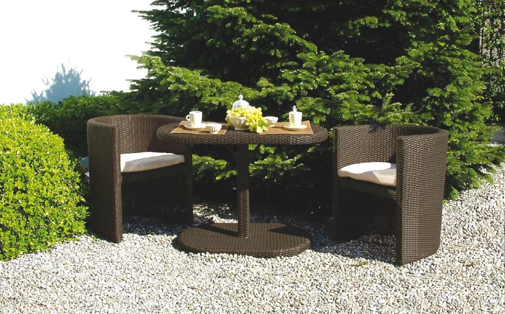 TAORMINA Mobili patio in polyrattan piatto stretto, struttura acciaio verniciato. Completo di cuscini. Flat wicker polyrattan patio furniture, painted steel frame. With cushions.