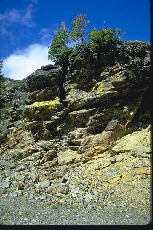 Si osserva la stratificazione della formazione calcareodolomitica del Calcare di Esino che costituisce questo rilievo immergersi verso N con una inclinazione di pochi gradi.