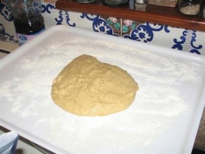 5 Spargere uno strato omogeneo di farina sul piano di lavoro e versarvi il composto dall'impastatrice.