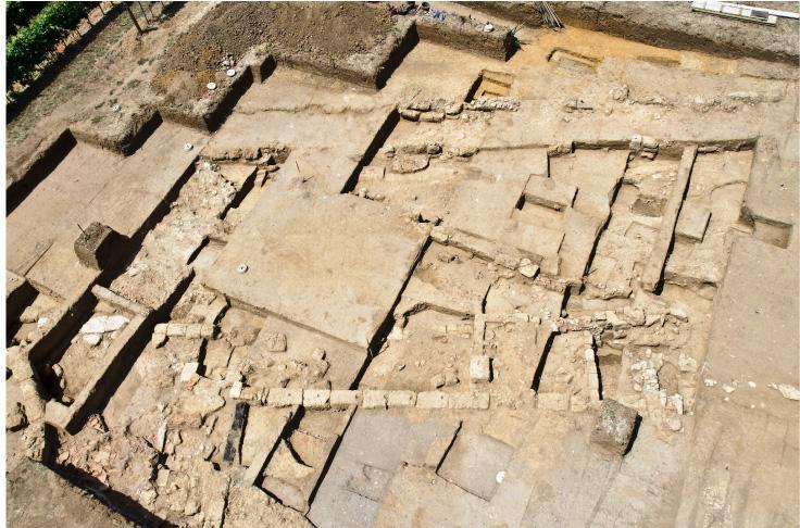 Fig. 12. Fotografia aerea dell area di scavo 3 nel 2009, da sudest. del V secolo a.c. L insieme deile sepolture scoperte nelle campagne di scavo del 2004-2007 ammonta ad almeno 15 tombe.