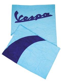 Logo Vespa sulla parte superiore e trail in evidenza. Materiale: 100% cotone cimato. Peso: 330 gr/mq.